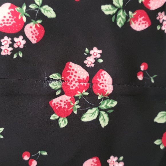 Strawberry review skirt size 6 - Picture 3 of 4